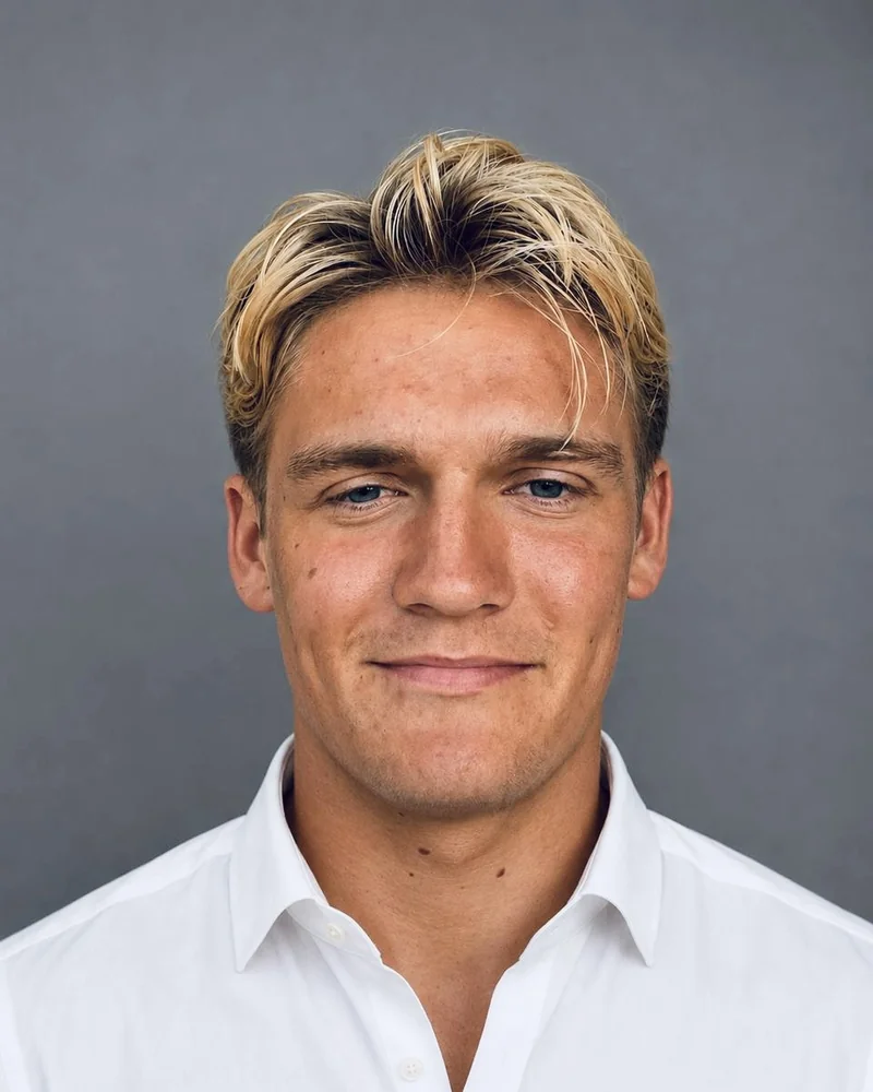 Portrett av Sander Vågen (Sander Vågen), partner og medgründer i det norske webbyrået Nettoppsett. Han jobber med profesjonell webutvikling, SEO og konverteringsoptimaliserte nettsider for lokale bedrifter og håndverkere.